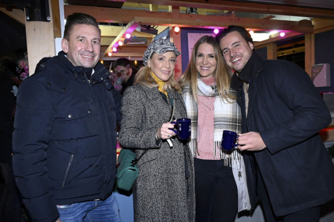 Simone Ballack mit Mann Andreas, Anja von Keyserlingk mit Mann Konstantin beim Eisstockschießen beim Winterfest am Nockherberg in München. Foto: BrauerPhotos / A.Schulze