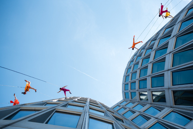 Generalprobe von „Momentum Curve“ des US-amerikanischen Tanzprojekts BANDALOOP am BMW Hochhaus. Foto: Brooke Anderson. © BMW AG and BANDALOOP