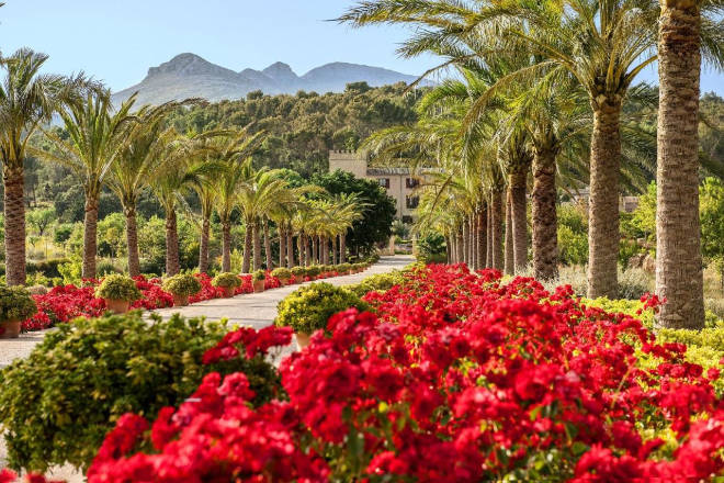 Am Fuße des Tramuntana Gebirge liegt das Hotel Castell Son Claret auf einem 132qm-großen Gelände. Auf Mallorca findet man kaum solche großzügigen Anwesen. Fotocredit: Son Claret