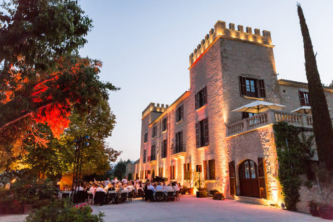 Während des Konzert-Kultur-Sommer werden die Tische auch vor dem Schloss eingedeckt! Fotocredit: Castell Son Claret Mallorca