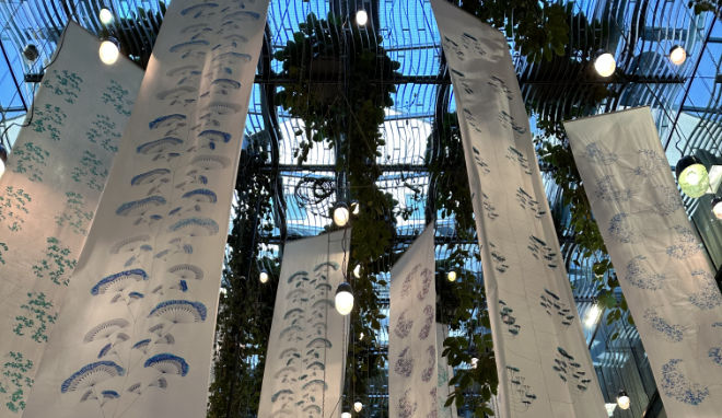 Flower Power in München: Sieben Meter lange chinesischen Papierrollen sieht man bis 5. März 2023 in den Hängenden Gärten vom CityQuartier 'Fünf Höfe'.