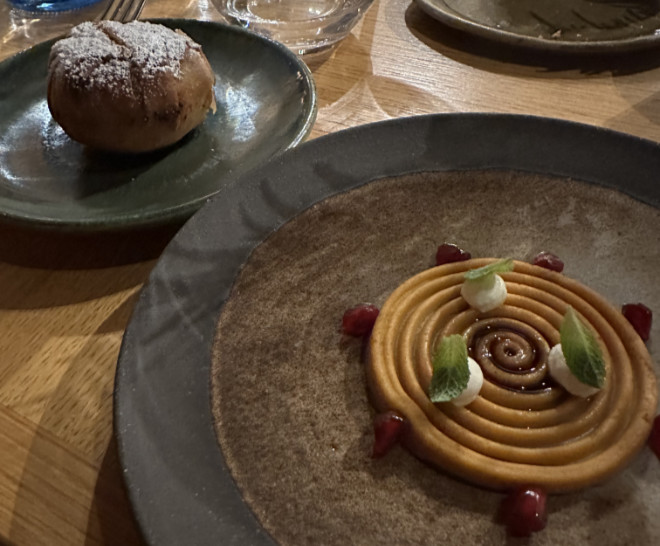 Würziges marokkanisches Lamm in Blätterteig mit Sobrassada-Hummus mit Labnhe und Granatapfel. 