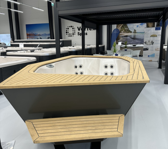 Der Whirlpool IKON von Vortex mit seiner Teakholz-Umrandung hat schon viele Preise abgeräumt, u.a. 2020 German Design Award. Fotocredit: EM