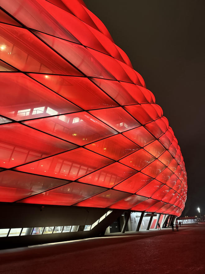 Bei Instagram ist die rot beleuchtete Hülle der Allianz Arena der Hit. In den Suchmaschinen führt Bayern München mit 331.000 mtl. Suchanfragen, gefolgt von der Allianz Arena mit 47 Tsd.. Fotocredit: EM