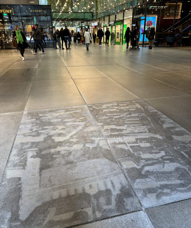 Viele laufen unachtsam über die Bodenkunstplatten, werden sie im Trubel schnell übersehen.