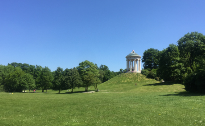 Englischer Garten mit einer der beliebtesten Sehenswürdigkeiten: Monopteros