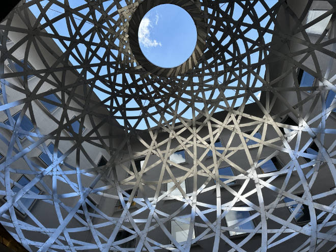 Ergänzt wird die Architektur durch Kunst am Bau, wie die „Sphere“ des isländischen Künstlers Ólafur Elíasson im Viscardihof,