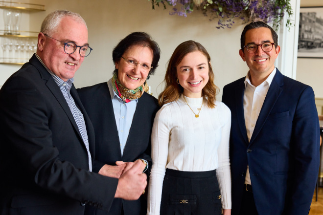 Kustermann-Führungs-Trio (v.l.n.r.): Caspar-Friedrich Brauckmann, Dr. Susanne Linn-Kustermann mit Tochter Seraphine (8. Kustermann Generation am Start) und André Garcia.