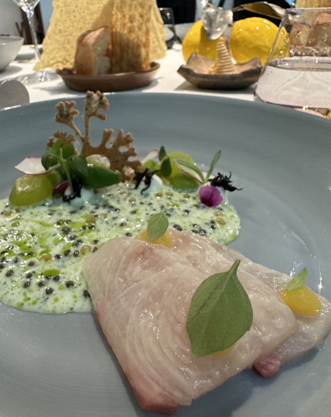 Ein Gericht aus seinem aktuellen Menü aus dem EssZimmer BMW Welt: 'Gelbflossen Makrele aus der keltischen See (Kaviar / Avocado / Kefir)'. Fotocredit: EM