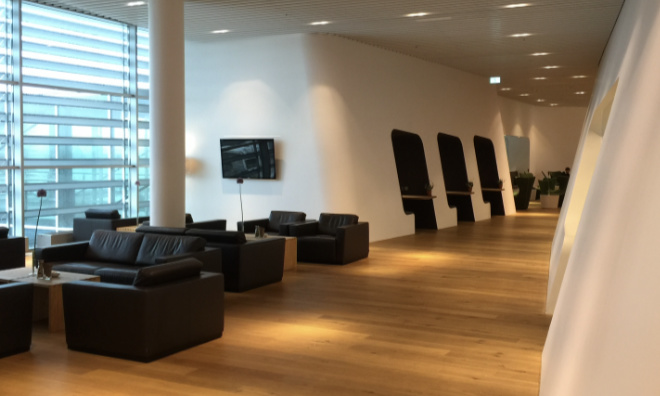 Wer an einem Flughafen strandet, sollte sich einen Überblick über die exklusiven Lounges verschaffen, wo man meistens auch sehr gut arbeiten kann.