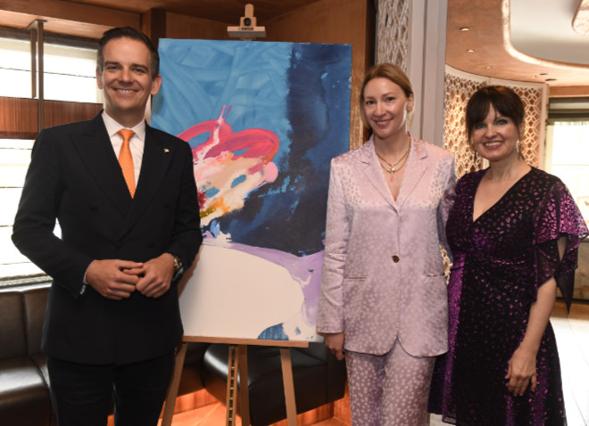 Dominik Reiner (Generalmanager Hotel Mandarin Oriental München) mit Künstlerin Ana Pusica und Gastgeberin Dr. Sonja Lechner beim Gentlemen Art Lunch im Hotel Mandarin Oriental. Fotocredit: Agentur Schneider-Press / Frank Rollitz