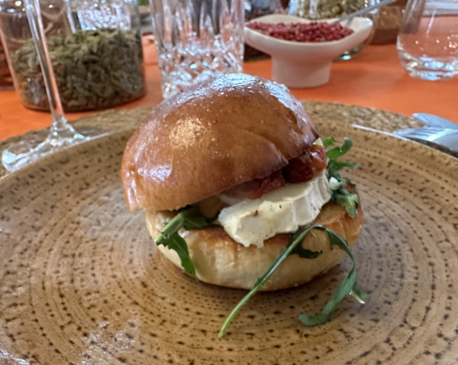 Mini-Burger mit getrockneten Tomaten, Rucola, Ziegenkäse und Mango-Aioli