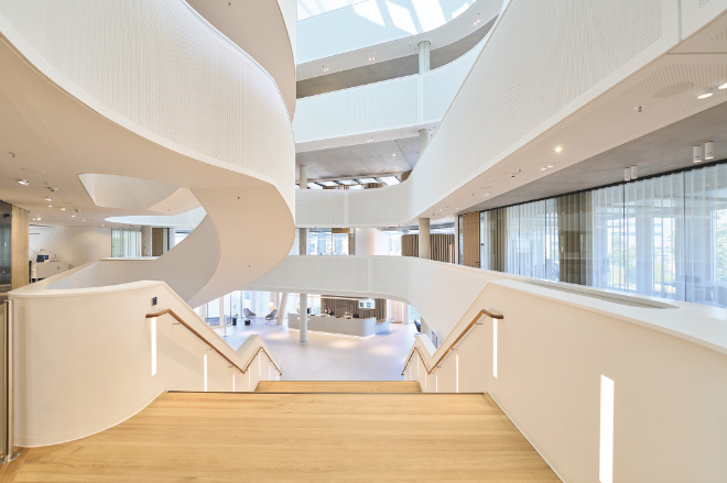 Auf der BAU in München vorgestellt: Ort der Begegnung: Der einladende Eingangsbereich mit breiter Treppe lädt zum Dialog und Wissensaustausch ein.