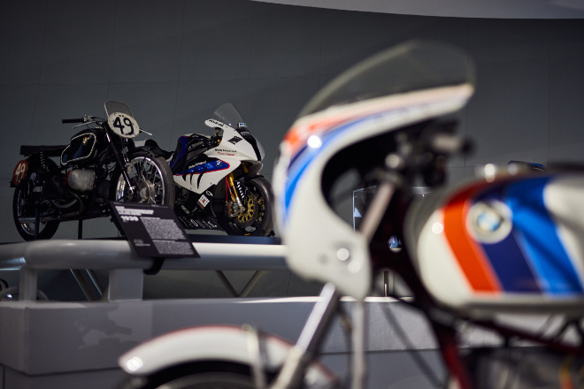 BMW 255 Kompressor (Schorsch Meier. 1939) und BMW S 1000 RR (Michael Dunlop, 2014); Gewinner der bekannten Tourist Trophy (05/2023)