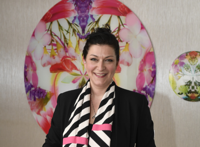 Künstlerin Betty Mü vor einem ihrer Kunstwerke zur „Vernissage „Flower Power“ im Hotel Mandarin Oriental. Fotocredit: Agentur Schneider-Press/Frank Rollitz