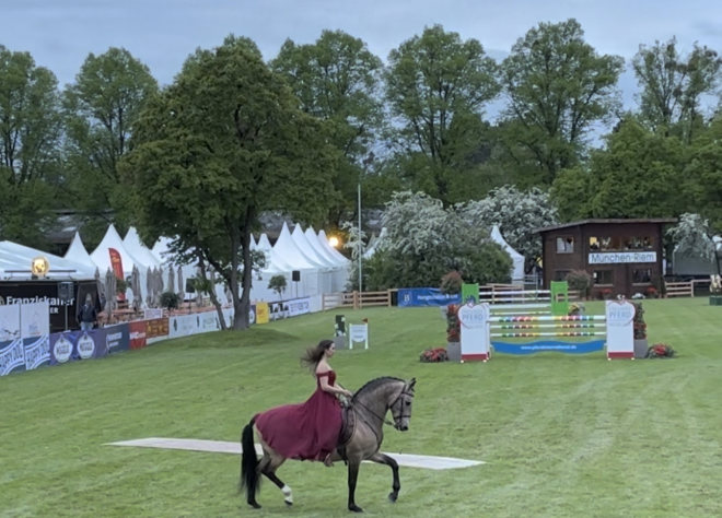 Beim Schauprogramm ist dieses Mal erstmals Schauspielerin und Pferdetrainerin Kenzie Dysli mit einer eigenen Show vertreten.