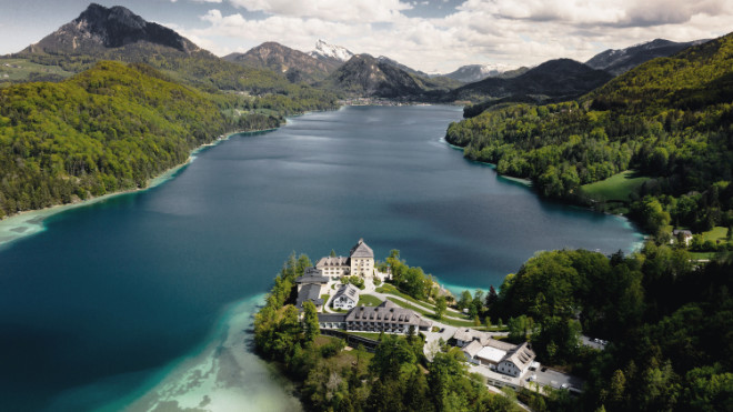 Rosewood Hotels & Resorts® ist von Arabella Hospitality, einer Tochtergesellschaft der Schörghuber Unternehmensgruppe, mit dem Management des legendären österreichischen Hotels Schloss Fuschl beauftragt worden. Das Traditionshaus wird Ende 2023 unter dem Namen Rosewood Schloss Fuschl seine Wiedereröffnung feiern.