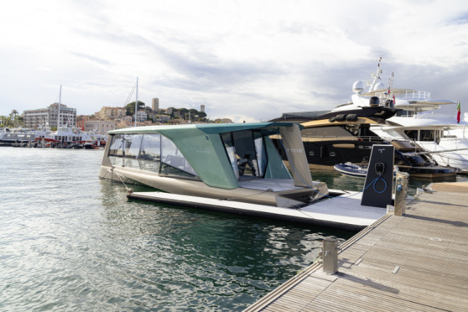 Yacht der Zukunft im hafen von Cannes