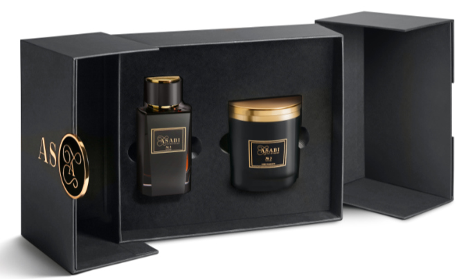 Asabi kombiniert im Asabi N° 3 Duftset das Eau de Parfum Spray (100 ml) mit einer edlen Duftkerze im Glas (210 g). Preis: ca. 249 €