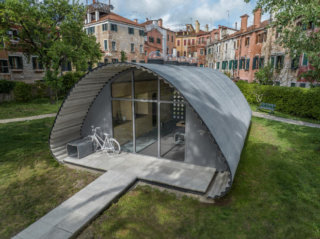 Ein physischer Prototyp vom Essential Home ist bis November 2023 im Giardini della Marinaressa ausgestellt. Die Ausstellung kann im Palazzo Mora besichtigt werden. Fotocredit: Chiara Becattini