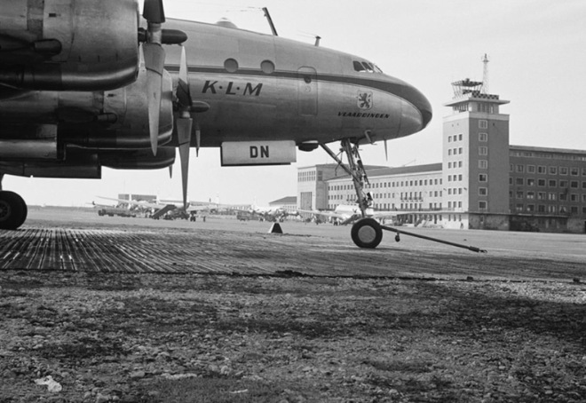Lockheed Super Constellation der KLM mit Tower und Wappenhalle am Flughafen München-Riem, 1955, Fotograf: Wulf-Diether Graf zu Castell-Rüdenhausen, Copyright, Flughafen München