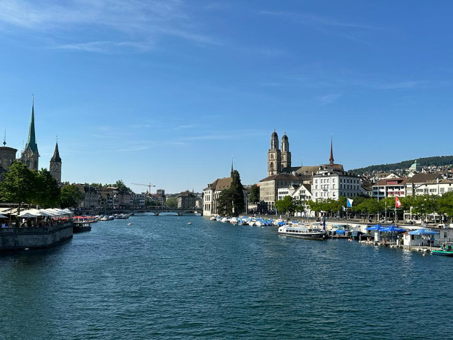 Uferpromenaden wie der Limmatquai folgen dem Fluss bis zum Rathaus aus dem 17. Jh.