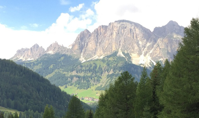 Von Alta Badia aus kannst du auch die berühmte Gardena Ronda, eine landschaftlich reizvolle Rundtour, machen, die durch das Grödnertal, das Gadertal und das Fassatal führt und einige der schönsten Dolomitenpanoramen bietet.