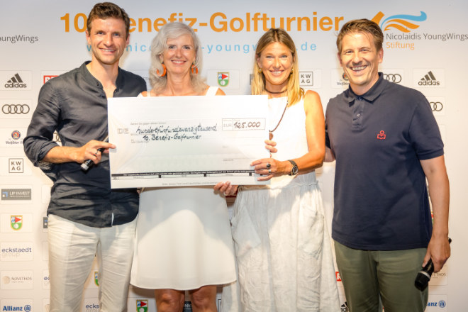 Scheckübergabe mit Thomas Müller, Karin Neumeier, Bettina Glönkler und Sportmoderator Michael Leopold (v.l.n.r)