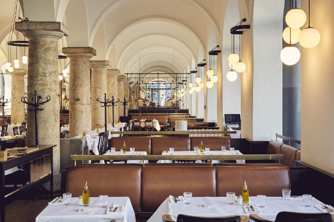 Restaurant Brenner in historischen Räumen: beeindruckende Halle mit Säulen und Gewölbe, stattliche 55 Meter lang und 13 Meter breit