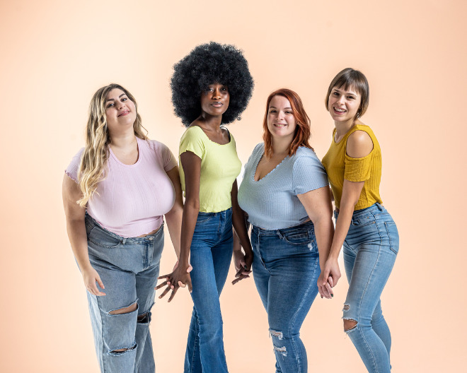 Body Positive and Acceptance, multirassische Gruppe von Frauen mit unterschiedlichen Körpern und ethnischer Zugehörigkeit, die zusammen posieren, um der Frau Kraft und Stärke, kurvig, plus Größe und dünne Art des weiblichen Körperkonzepts zu zeigen Frauen in Übergrößen