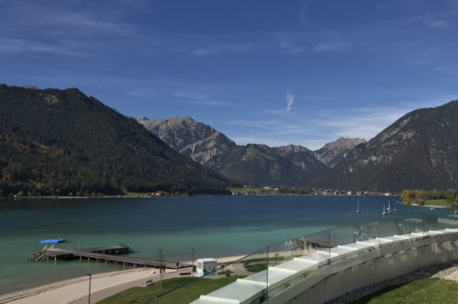 Blick von Eben am Achensee rüber nach Pertisau. Für Roadtrips Tirol ist der Stop hier ein MUSS.