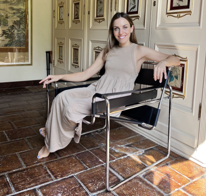 Greta Schindler, Kunstkuratorin und Co-Gründerin der Interior-Plattform COCOLI, verrät, welche Top 5 Sitzmöbel immer ein guter Kauf sind!