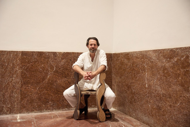 Martino Gamper auf einem seiner berühmten Stühle. Fotocredit: Judith Buss