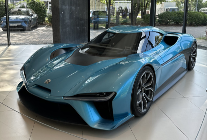 Nio EP9 im NIO Showroom in München ist eines der schnellsten Elektroautos der Welt. Dieser soll als E-Auto den Rundenrekord auf dem Nürburgring geknackt haben. 1.360 PS, 313 km/h, Preis: ca. 1,2 Mio. €