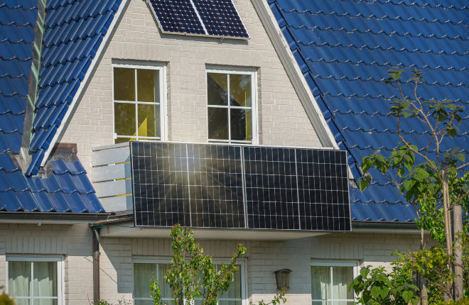 Eine Solaranlage - genannt Balkonkraftwerk - ist eine neue Möglichkeit, selbst Energie herzustellen. Fotocredit: Frederich Doerschem