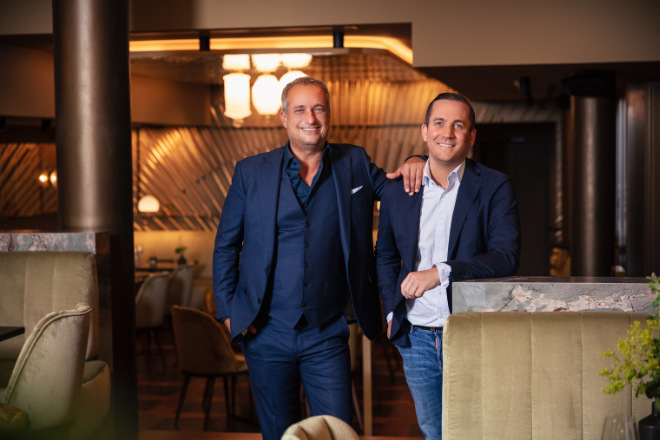Living Hotels Inhaber Max Schlereth freut sich über das neue St. Ribs Restaurant von Gastronom Moritz Haake