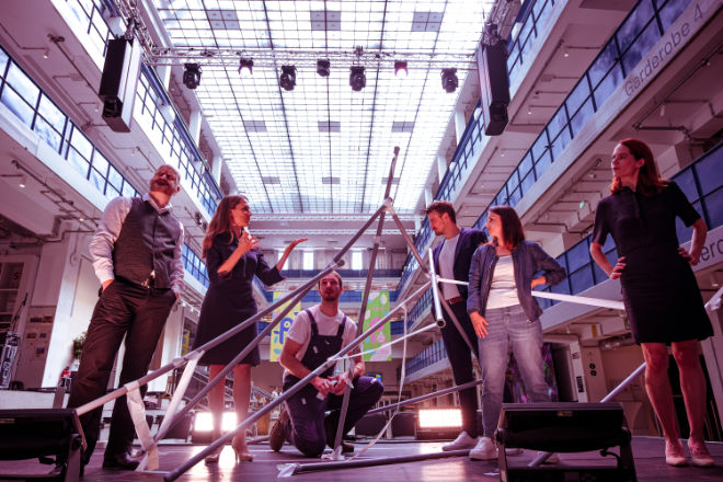 Das Ensemble des Stücks "Der Tempelherr" (von links nach rechts): Eike Brunhoeber, Vera Wichers, Richard Dormann, Tobias Mosecker, Ines Braun, Gerrit Milena Falker© Benedikt Feiten/Gasteig