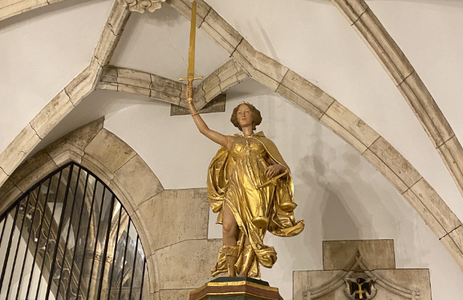 Goldene Statue der Göttin Justitia steht im Neuen Rathaus am Marienplatz. Fotocredit: Helen Siegel