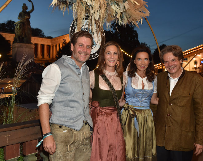 Philipp Greffenius und Frau Evelyn Greffenius mit Michael Käfer mit Frau Clarissa Käferfeierten heuer 25 Jahre Almauftrieb und 50 Jahre Käfer Wiesn-Schänke auf der Theresienwiese mit Rekordbeteiligung 2023. Foto: BrauerPhotos / G.Nitschke