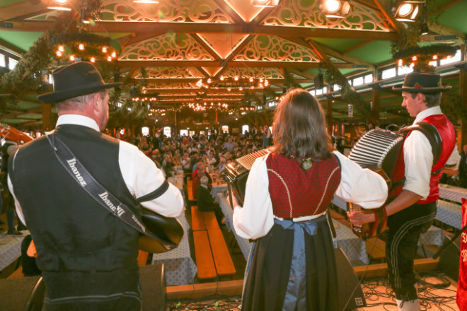 Die Bühne im Oide Wiesn-Zelt Schützenlisl. Fotocredit: Renate Langwieder