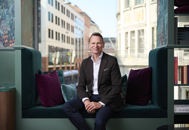 Robert Waßolek - CEO von Bettenrid - auf einer der neuen Sitzecken im Bettenrid Flagshipstore Theatinerstraße 