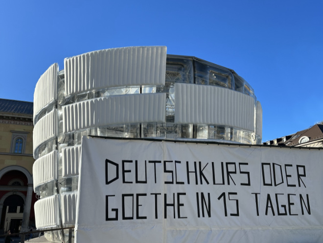 Die aufblasbare Version des Guggenheim Museums 'en miniature' - das GGGNHM wird durchgehend bespielt!