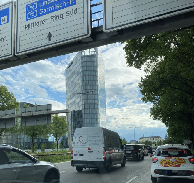 Jeden Morgen das gleiche Straßen-Stau-Bild. Wer von der A94 in Richtung Münchner Innenstadt fährt, muss warten. Die Stadt München hat die Ampelschaltung so getaktet, dass nur wenige Autos in die Innenstadt kommen. Lebensart