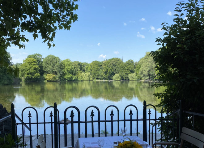 Unter der Woche ist tagsüber sehr wenig am Kleinhesseloher See im Englischen Garten los. Fotocredit: Helen Siegel