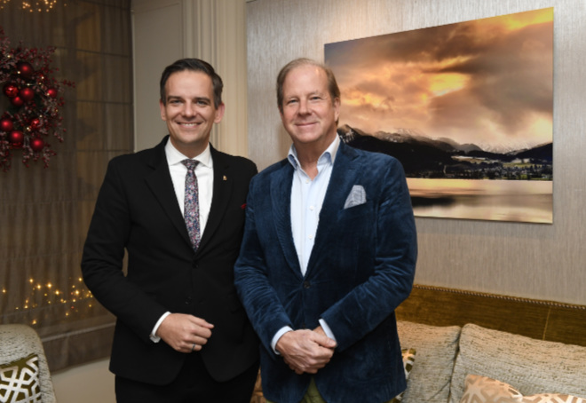 Dominik Reiner (Generalmanager Hotel Mandarin Oriental Munich) mit Künstler Baron Andreas von Maltzan eröffneten am 29. November 2023 die Ausstellung mit einer Vernissage. Fotocredit: Agentur Schneider-Press/Frank Rollitz