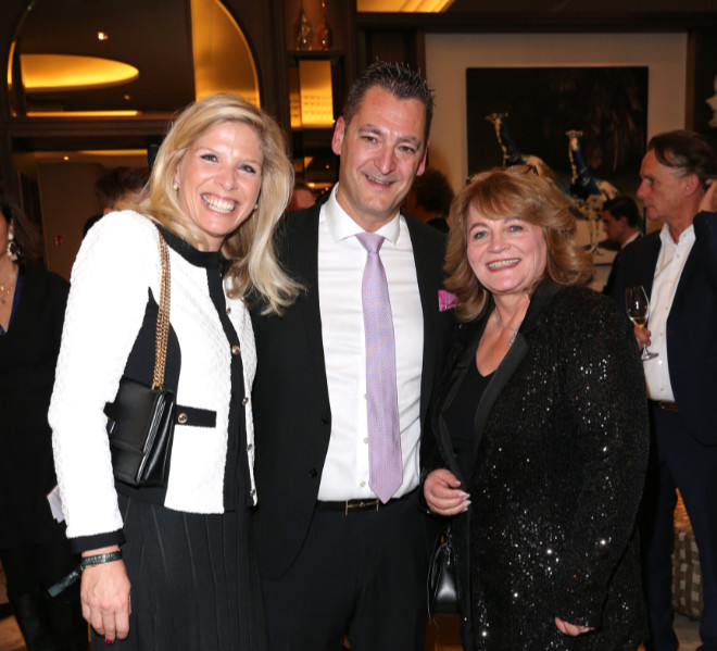 Ehepaar Annika und Roland Dürr (Managing Direktor) mit Immobilienbesitzerin Alexandra Schörghuber beim Rosewood Munich Opening am 25. Okotber 2023. Fotocredit: G. Schober/Getty Images