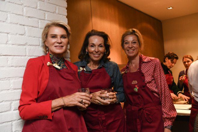 Alle mit Backschürze (v.l.n.r.):Stephanie Graefin von Pfuel, Elisabeth Muhr (Hallstein Wasser) und Christiane Wössner. Fotocredit: BrauerPhotos / S.Brauer