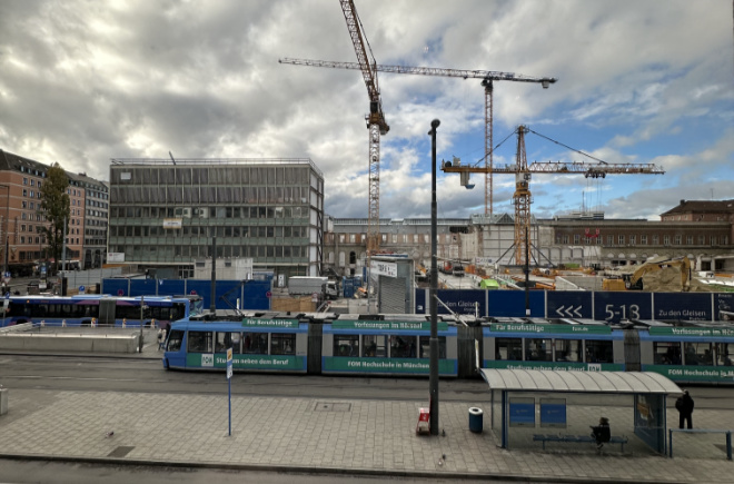 40 Meter tief wird das neue Empfangsgebäude des Hauptbahnhofs München gehen, welches vom Münchner Architekturbüro Auer Weber konzipiert wurde. Jetzt ist alles eine große Baustelle.