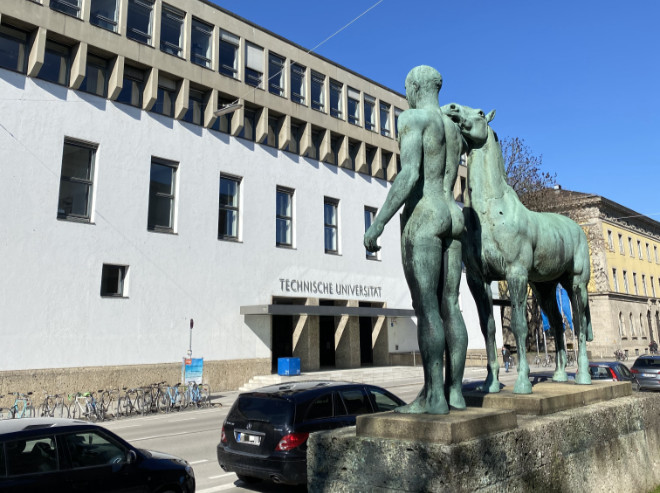 Künstler Hermann Hahn (1868-1945) schuf die Bronzeplastik 'Der Rosselenker' in der Arcisstraße - gegenüber der Technischen Universität