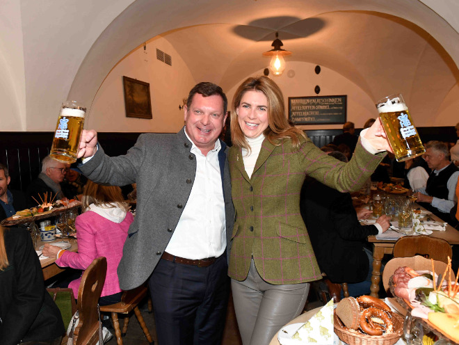 Bräustüberl-Wirt Peter Hubert und seine Frau Caterina / Neujahrsempfang des "Eagles Charity Club" &amp; Magazin-Präsentation im Herzoglichen Bräustüberl Tegernsee / 28. Januar 2024 / Bitte Fotovermerk: Agentur Schneider-Press/Frank Rollitz / Achtung: Kostenfreie Nutzung nur für Online-Medien !